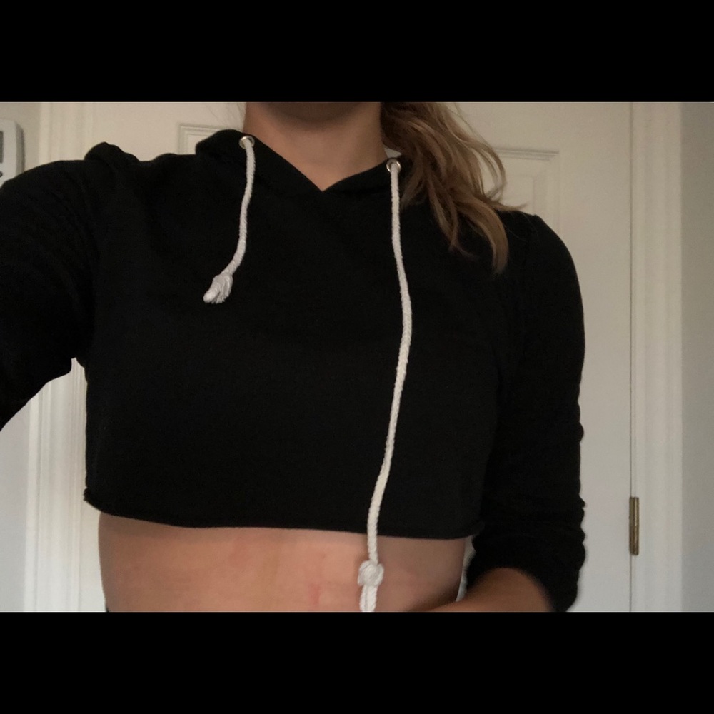 SOLD - ▪️3 for 30▪️ Cropped Hoodie - Picture 3 of 3